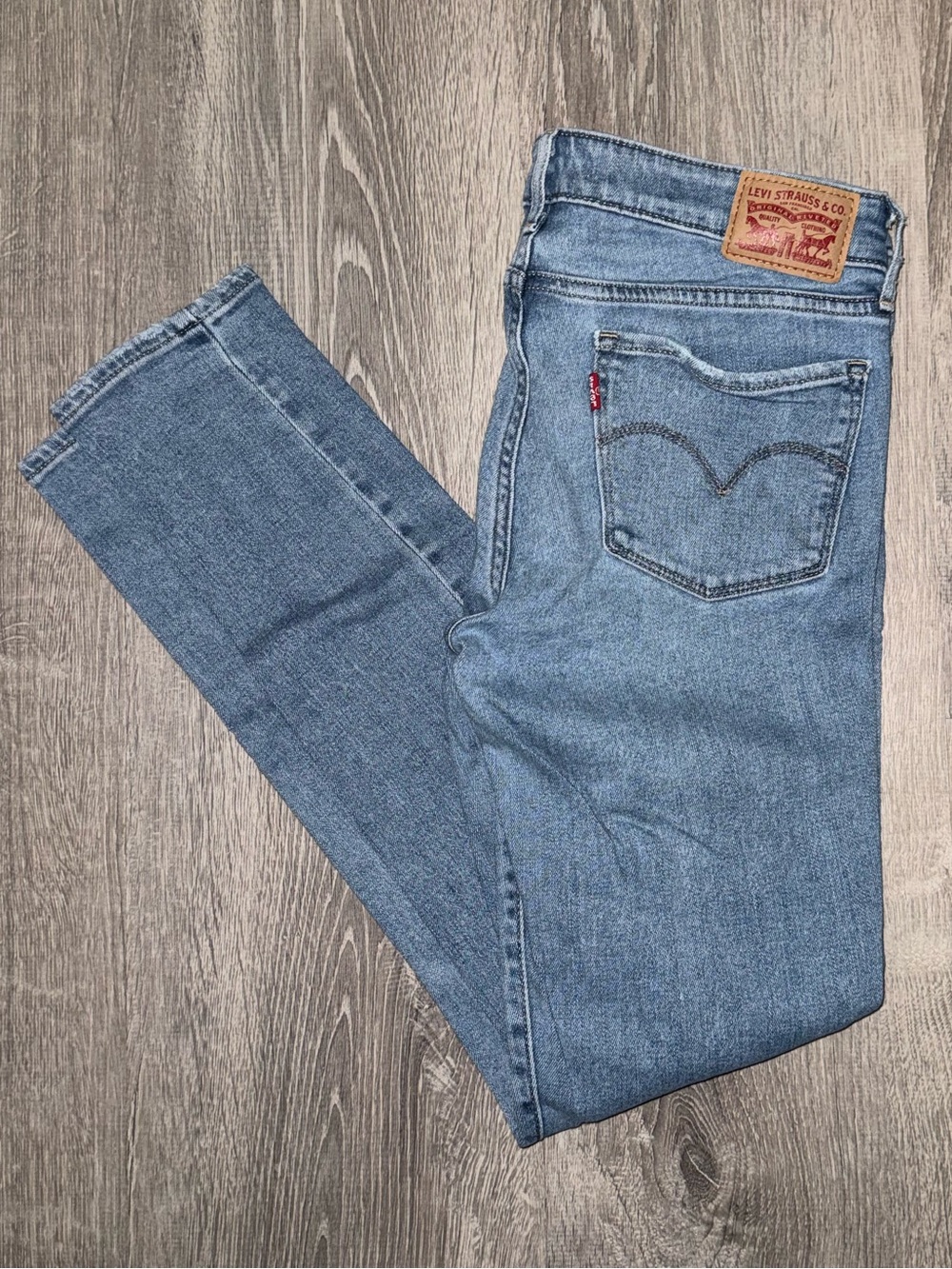 Levi’s 711 Skinny Jeans – Size 29 – Distressed Knee